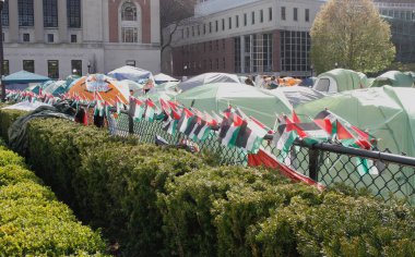 New York 'taki Columbia Üniversitesi' nde İsrail karşıtı protestolar. 24 Nisan 2024, New York, ABD: Bazı Kolombiya Üniversitesi öğrencileri İsrail karşıtı bir protesto ile kampüse kamp yapmaya devam ettiler ve İsrail işgaline son verilmesini talep ettiler.