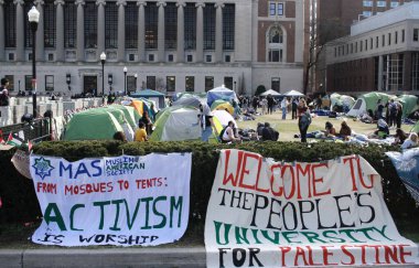 New York 'taki Columbia Üniversitesi' nde İsrail karşıtı protestolar. 24 Nisan 2024, New York, ABD: Bazı Kolombiya Üniversitesi öğrencileri İsrail karşıtı bir protesto ile kampüse kamp yapmaya devam ettiler ve İsrail işgaline son verilmesini talep ettiler.