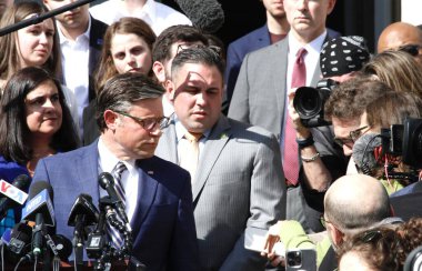 Sözcü Mike Johnson, İsrail karşıtı protestolar sırasında New York 'taki Columbia Üniversitesi' ni ziyaret etti. 24 Nisan 2024, New York, ABD: ABD Başkanı Mike Johnson, 56. Temsilciler Meclisi Başkanı ve Cumhuriyetçi Kongre üyesi