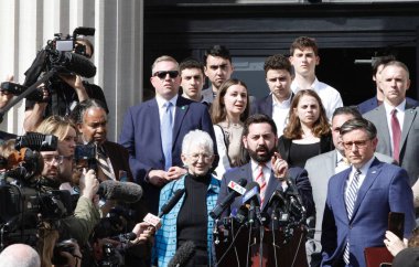 Sözcü Mike Johnson, İsrail karşıtı protestolar sırasında New York 'taki Columbia Üniversitesi' ni ziyaret etti. 24 Nisan 2024, New York, ABD: ABD Başkanı Mike Johnson, 56. Temsilciler Meclisi Başkanı ve Cumhuriyetçi Kongre üyesi