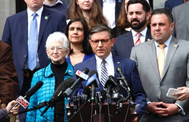 Sözcü Mike Johnson, İsrail karşıtı protestolar sırasında New York 'taki Columbia Üniversitesi' ni ziyaret etti. 24 Nisan 2024, New York, ABD: ABD Başkanı Mike Johnson, 56. Temsilciler Meclisi Başkanı ve Cumhuriyetçi Kongre üyesi