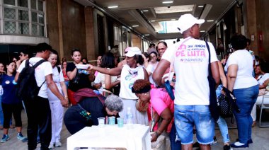 Rio de Janeiro (RJ), Brezilya, kamu sağlık birimleri. Grev sırasında, çalışanlar 24 Nisan 2024 Çarşamba günü Rio de Janeiro 'nun merkezinde bulunan Rua Mexico' daki Hastane Yönetim Dairesi (DGH) binasının önünde nöbet tutuyorlar..