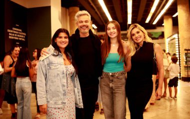 RIO DE JANEIRO (RJ) 04 / 24 / 2024 Sunucu Otaviano Costa ve aktris Flavia Alessandra, Cinelandia 'nın orta bölgesindeki Riachuelo tiyatrosunda düzenlenen A Novica Rebelde oyununun galasına katıldılar.