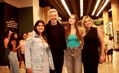 RIO DE JANEIRO (RJ) 04 / 24 / 2024 Sunucu Otaviano Costa ve aktris Flavia Alessandra, Rio de Janeiro 'nun orta bölgesindeki Riachuelo tiyatrosunda düzenlenen A Novica Rebelde oyununun galasına katıldılar.