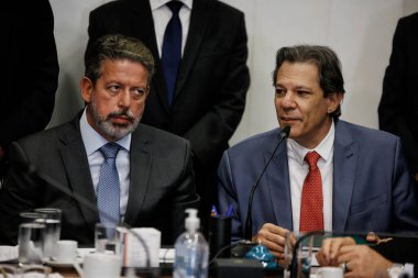 BRASILIA (DF), 04 / 24 / 2024-Maliye Bakanı Fernando Haddad, bu 24 Nisan Çarşamba günü Brasilia, DF 'de belediye başkanı Arthur Lira' ya vergi düzenlemelerini teslim ederken.