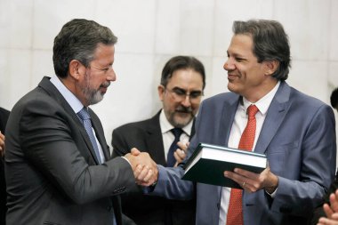 BRASILIA (DF), 04 / 24 / 2024-Maliye Bakanı Fernando Haddad, bu 24 Nisan Çarşamba günü Brasilia, DF 'de belediye başkanı Arthur Lira' ya vergi düzenlemelerini teslim ederken.
