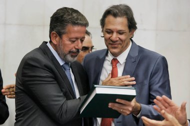 BRASILIA (DF), 04 / 24 / 2024-Maliye Bakanı Fernando Haddad, bu 24 Nisan Çarşamba günü Brasilia, DF 'de belediye başkanı Arthur Lira' ya vergi düzenlemelerini teslim ederken. 