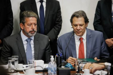 BRASILIA (DF), 04 / 24 / 2024-Maliye Bakanı Fernando Haddad, bu 24 Nisan Çarşamba günü Brasilia, DF 'de belediye başkanı Arthur Lira' ya vergi düzenlemelerini teslim ederken.