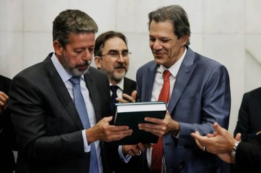 BRASILIA (DF), 04 / 24 / 2024-Maliye Bakanı Fernando Haddad, bu 24 Nisan Çarşamba günü Brasilia, DF 'de belediye başkanı Arthur Lira' ya vergi düzenlemelerini teslim ederken. 