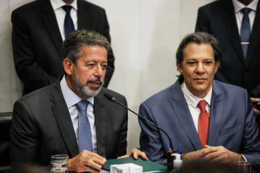 BRASILIA (DF), 04 / 24 / 2024-Maliye Bakanı Fernando Haddad, bu 24 Nisan Çarşamba günü Brasilia, DF 'de belediye başkanı Arthur Lira' ya vergi düzenlemelerini teslim ederken. 