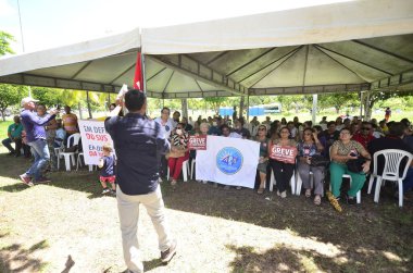 Kategori sendikasına göre, Brezilya 'nın NATAL (RN) Sunucuları maaş ayarlaması için Rio Grande do Norte hükümetiyle yapılan bir başka başarısız müzakere sonrasında Natal kentinde greve gittiler.