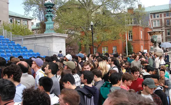 Prelegent Mike Johnson Odwiedza Uniwersytet Columbia Nowym Jorku Pośród Protestów — Zdjęcie stockowe