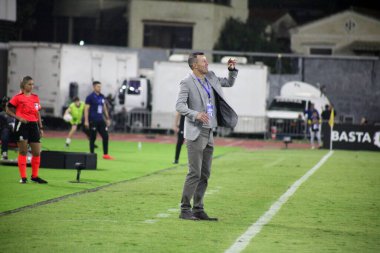 CARACAS (VE) 04 / 24 / 2024 Koç Elvis Martinez, Paraguay 'dan Rayo Zuliano ile Paraguay' dan Sportivo Ameliano arasında oynanan karşılaşma sırasında, Caracas kentindeki Brigido Iriarte Ulusal Stadyumu 'nda düzenlenen Conmebol Sul-Americana için geçerlidir.