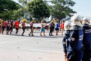 BRASILIA (DF), Brezilya 04 / 25 / 2024 - Özgür Toprak Gösterisi sırasında, bu Perşembe öğleden sonra, Brasilia kentindeki Explanada dos Ministerios 'ta hareket. 