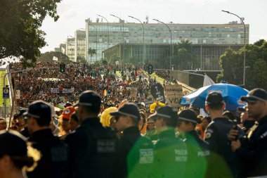 BRASILIA (DF), Brezilya 04 / 25 / 2024 - Özgür Toprak Gösterisi sırasında, bu Perşembe öğleden sonra, Brasilia kentindeki Explanada dos Ministerios 'ta hareket. 