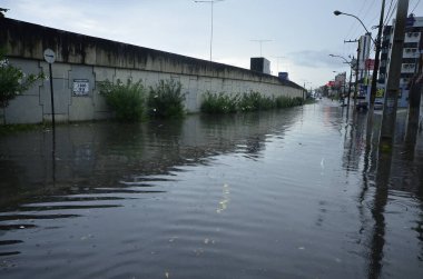 NATAL (RN), 04 / 26 / 2024 - Şehirde yağan sağanak yağış nedeniyle Natal şehri yoğun trafiğe maruz kaldı, Br 101 güney bölgeleri ve UFRN yakınlarındaki marjinal bölgelere Cuma sabahı en çok ulaşılan bölgeler oldu, 26..