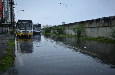 NATAL (RN), 04 / 26 / 2024 - Şehirde yağan sağanak yağış nedeniyle Natal şehri yoğun trafiğe maruz kaldı, Br 101 güney bölgeleri ve UFRN yakınlarındaki marjinal bölgelere Cuma sabahı en çok ulaşılan bölgeler oldu, 26..