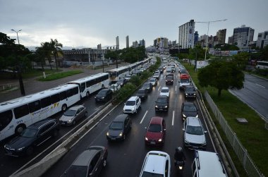 NATAL (RN), 04 / 26 / 2024 - Şehirde yağan sağanak yağış nedeniyle Natal şehri yoğun trafiğe maruz kaldı, Br 101 güney bölgeleri ve UFRN yakınlarındaki marjinal bölgelere Cuma sabahı en çok ulaşılan bölgeler oldu, 26..