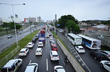 NATAL (RN), 04 / 26 / 2024 - Şehirde yağan sağanak yağış nedeniyle Natal şehri yoğun trafiğe maruz kaldı, Br 101 güney bölgeleri ve UFRN yakınlarındaki marjinal bölgelere Cuma sabahı en çok ulaşılan bölgeler oldu, 26..