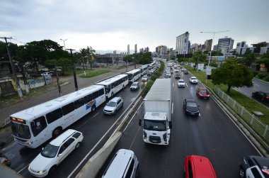 NATAL (RN), 04 / 26 / 2024 - Şehirde yağan sağanak yağış nedeniyle Natal şehri yoğun trafiğe maruz kaldı, Br 101 güney bölgeleri ve UFRN yakınlarındaki marjinal bölgelere Cuma sabahı en çok ulaşılan bölgeler oldu, 26..