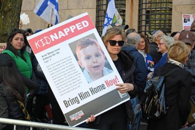 İsrail-Hamas krizi, çoğunlukla ABD 'deki çeşitli üniversite ve üniversitelerde Ortadoğu Rehine krizi ve Gazze Şeridi' ndeki masum sivillerin bombalanması üzerine düzenlenen protestolar. 26 Nisan 2024, New York, ABD