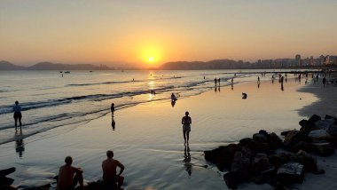 SANTOS, Brezilya 27 / 04 / 2024 - İyi ve sıcak hava tahminleri binlerce insanı Sao Paulo sahilindeki Baixada Santista plajlarına götürdü. 