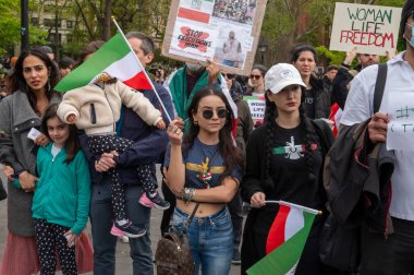 İranlı rapçiyle Dayanışma İçin Rotest. 27 Nisan 2024, New York, New York, ABD: Protestocular İran rapçisi Toomaj Salehi ve Özgür İran 'ı özgürleştiren pankart ve bayraklar taşıyorlar. 