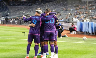 NYCFC, Charlotte FC 'ye karşı. 27 Nisan 2024, New York, ABD: Charlotte 'lu Kerwin Vargas (18) ilk golü attı ve NYCFC ile Charlotte FC arasında oynanan futbol maçında takım arkadaşlarıyla birlikte 10. 