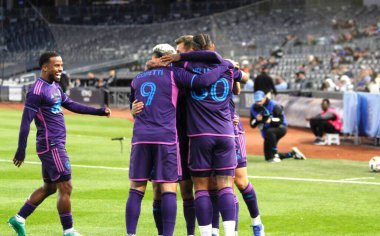 NYCFC, Charlotte FC 'ye karşı. 27 Nisan 2024, New York, ABD: Charlotte 'lu Kerwin Vargas (18) ilk golü attı ve NYCFC ile Charlotte FC arasında oynanan futbol maçında takım arkadaşlarıyla birlikte 10. 