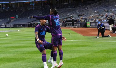 NYCFC, Charlotte FC 'ye karşı. 27 Nisan 2024, New York, ABD: Charlotte 'lu Kerwin Vargas (18) ilk golü attı ve NYCFC ile Charlotte FC arasında oynanan futbol maçında takım arkadaşlarıyla birlikte 10. 