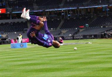 NYCFC, Charlotte FC 'ye karşı. 27 Nisan 2024, New York, ABD: Charlotte 'lu Kerwin Vargas (18) ilk golü attı ve NYCFC ile Charlotte FC arasında oynanan futbol maçında takım arkadaşlarıyla birlikte 10. 