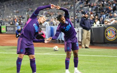 NYCFC, Charlotte FC 'ye karşı. 27 Nisan 2024, New York, ABD: Charlotte 'lu Kerwin Vargas (18) ilk golü attı ve NYCFC ile Charlotte FC arasında oynanan futbol maçında takım arkadaşlarıyla birlikte 10. 