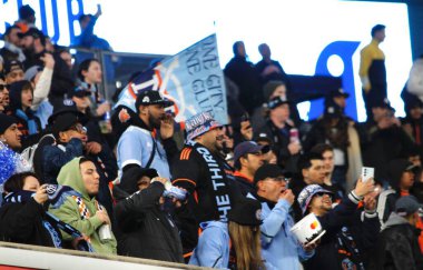 NYCFC, Charlotte FC 'ye karşı. 27 Nisan 2024, New York, ABD: NYCFC taraftarları NYCFC ve Charlotte FC arasında oynanan futbol maçı sırasında New York 'taki Yankee Stadyumu' nda oynanan 10. Son 5 yılda baştan başa rekor kırdım.