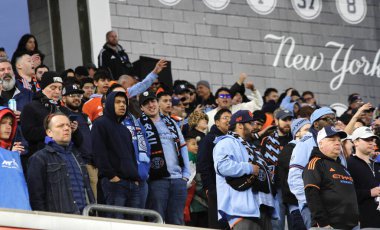 NYCFC, Charlotte FC 'ye karşı. 27 Nisan 2024, New York, ABD: NYCFC taraftarları NYCFC ve Charlotte FC arasında oynanan futbol maçı sırasında New York 'taki Yankee Stadyumu' nda oynanan 10. Son 5 yılda baştan başa rekor kırdım.