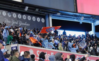 NYCFC, Charlotte FC 'ye karşı. 27 Nisan 2024, New York, ABD: NYCFC taraftarları New York 'taki Yankee Stadyumu' nda oynanan Major League Soccer 'ın 10. maçı için NYCFC ve Charlotte FC arasında oynanan futbol maçındaki gollerini kutluyorlar.. 