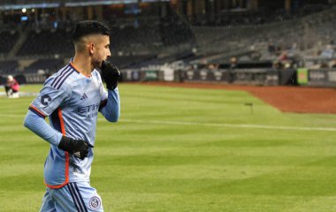 NYCFC, Charlotte FC 'ye karşı. 27 Nisan 2024, New York, ABD: Dean Smith, Charlotte 'un baş antrenörü, NYCFC ve Charlotte FC arasında oynanan futbol maçı sırasında New York' taki Yankee Stadyumu 'nda oynanan 10.. 