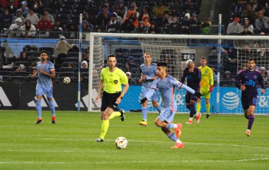 NYCFC, Charlotte FC 'ye karşı. 27 Nisan 2024, New York, ABD: NYCFC 'den Santiago Rodriguez NYCFC ve Charlotte FC arasında oynanan futbol maçı sırasında New York' taki Yankee Stadyumu 'nda oynanan 10..