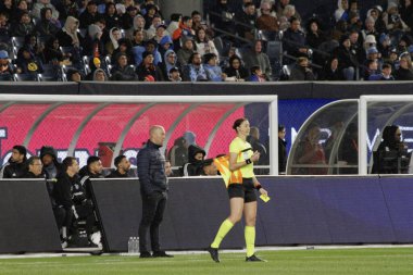 NYCFC, Charlotte FC 'ye karşı. 27 Nisan 2024, New York, ABD: NYCFC 'nin baş antrenörü Nick Cushing, NYCFC ve Charlotte FC arasında oynanan futbol maçı sırasında New York Yankee Stadyumu' nda oynanan 10..