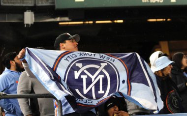 NYCFC, Charlotte FC 'ye karşı. 27 Nisan 2024, New York, ABD: NYCFC taraftarları NYCFC ve Charlotte FC arasında oynanan futbol maçı sırasında New York 'taki Yankee Stadyumu' nda oynanan 10. Son 5 yılda baştan başa rekor kırdım.