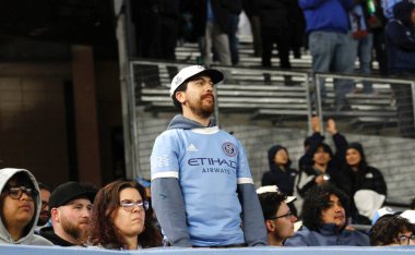 NYCFC, Charlotte FC 'ye karşı. 27 Nisan 2024, New York, ABD: NYCFC taraftarları NYCFC ve Charlotte FC arasında oynanan futbol maçı sırasında New York 'taki Yankee Stadyumu' nda oynanan 10. Son 5 yılda baştan başa rekor kırdım.