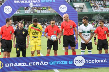 CURITIBA (PR) 28 / 04 / 2024 Judge Fabiano Monteiro dos Santos ve asistanları Luiz Alberto Andrini Nogueira ve Gustavo Rodrigues de Oliveira, Coritiba ile