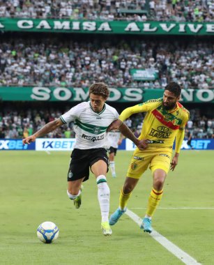 CURITIBA (PR) 04 / 28 / 2024 Oyuncu Figueiredo, Coritiba ile β que arasında oynanan ve bu pazar Curitiba kentinde düzenlenen 2024 Brezilya Şampiyonası için geçerli olan bir maç sırasında,. 