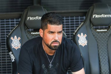 SAO PAULO (SP), 04 / 28 / 2024 Corinthians teknik direktörü Antonio Oliveira, Corinthians ve Fluminense arasında oynanan ve Brezilya Şampiyonası 'nın Neo Quimica Arena' da düzenlenen dördüncü turu için geçerli olan maç sırasında