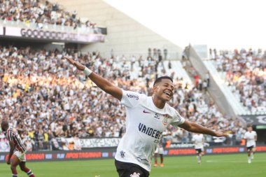 SAO PAULO (SP), 04 / 28 / 2024 Corinthians oyuncusu Wesley, Neo Quimica Arena 'da düzenlenen Brezilya Şampiyonası' nın dördüncü turu için geçerli olan Corinthians ve Fluminense arasında oynanan karşılaşmada amacını kutluyor.