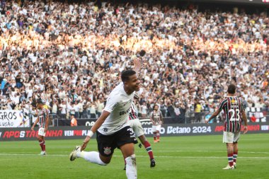 SAO PAULO (SP), 04 / 28 / 2024 Corinthians oyuncusu Wesley, Neo Quimica Arena 'da düzenlenen Brezilya Şampiyonası' nın dördüncü turu için geçerli olan Corinthians ve Fluminense arasında oynanan karşılaşmada amacını kutluyor.