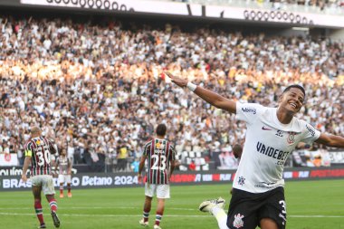 SAO PAULO (SP), 04 / 28 / 2024 Corinthians oyuncusu Wesley, Neo Quimica Arena 'da düzenlenen Brezilya Şampiyonası' nın dördüncü turu için geçerli olan Corinthians ve Fluminense arasında oynanan karşılaşmada amacını kutluyor.