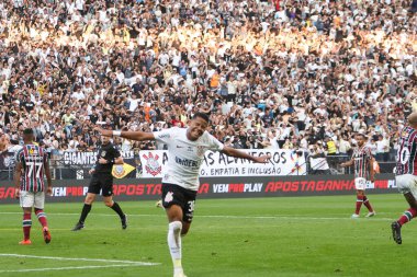 SAO PAULO (SP), 04 / 28 / 2024 Corinthians oyuncusu Wesley, Neo Quimica Arena 'da düzenlenen Brezilya Şampiyonası' nın dördüncü turu için geçerli olan Corinthians ve Fluminense arasında oynanan karşılaşmada amacını kutluyor.