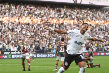 SAO PAULO (SP), 04 / 28 / 2024 Corinthians oyuncusu Wesley, Neo Quimica Arena 'da düzenlenen Brezilya Şampiyonası' nın dördüncü turu için geçerli olan Corinthians ve Fluminense arasında oynanan karşılaşmada amacını kutluyor.