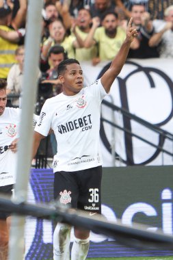 SAO PAULO (SP), 04 / 28 / 2024 Corinthians oyuncusu Wesley, Neo Quimica Arena 'da düzenlenen Brezilya Şampiyonası' nın dördüncü turu için geçerli olan Corinthians ve Fluminense arasında oynanan karşılaşmada amacını kutluyor.