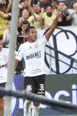 SAO PAULO (SP), 04 / 28 / 2024 Corinthians oyuncusu Wesley, Neo Quimica Arena 'da düzenlenen Brezilya Şampiyonası' nın dördüncü turu için geçerli olan Corinthians ve Fluminense arasında oynanan karşılaşmada amacını kutluyor.